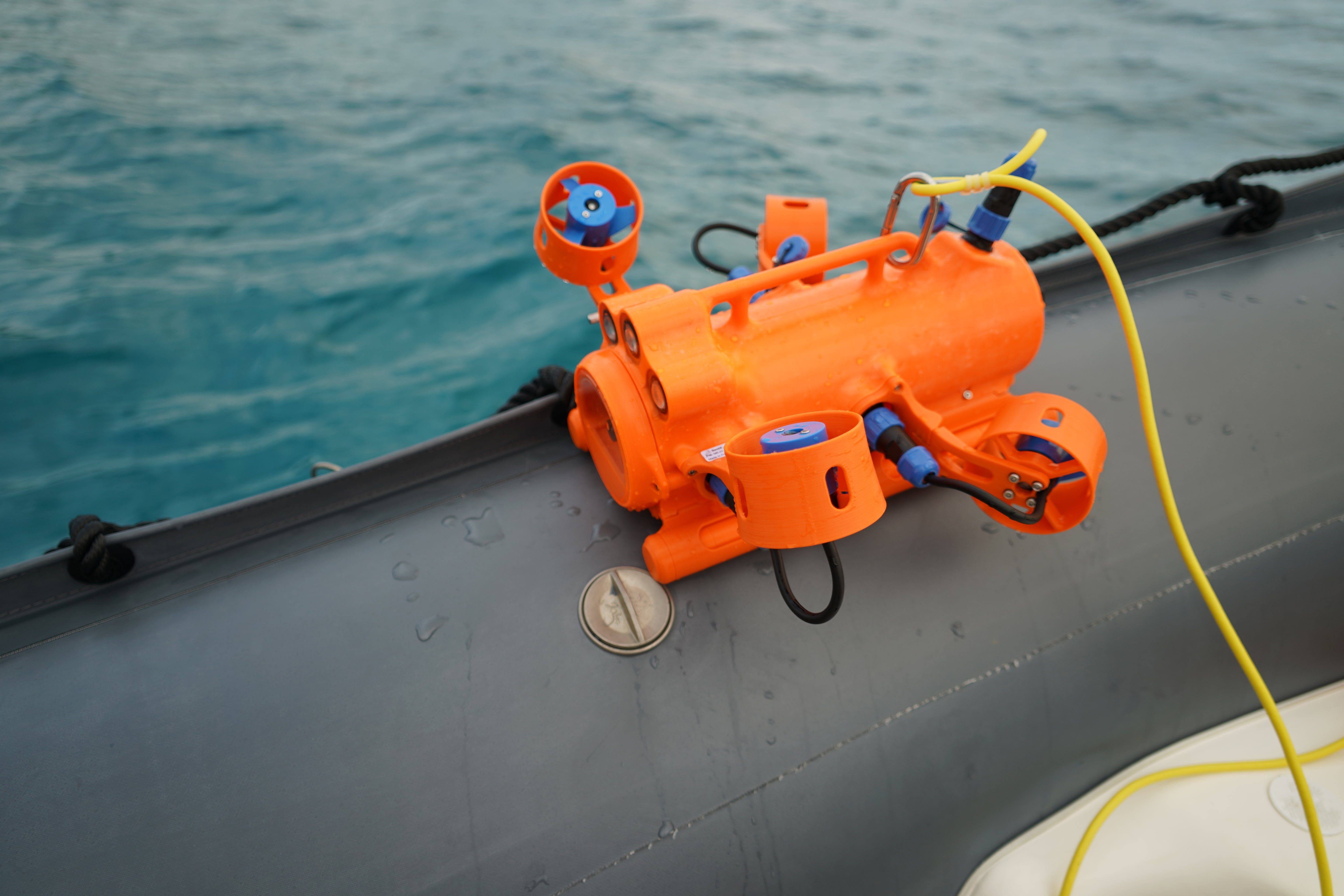 Drone BentiX sur un zodiac en mer - fiabilité