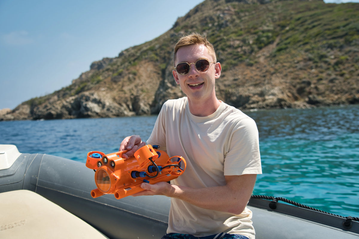 Fondateur de BentiX avec le drone sous-marin ROV lors d'essais en mer