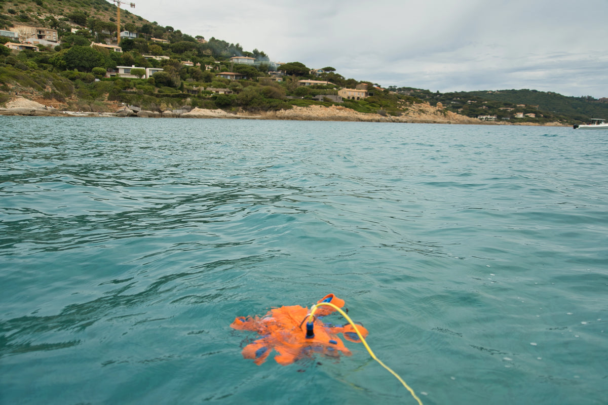Drone sous-marin BentiX flottant en surface dans une eau turquoise de Méditerranée