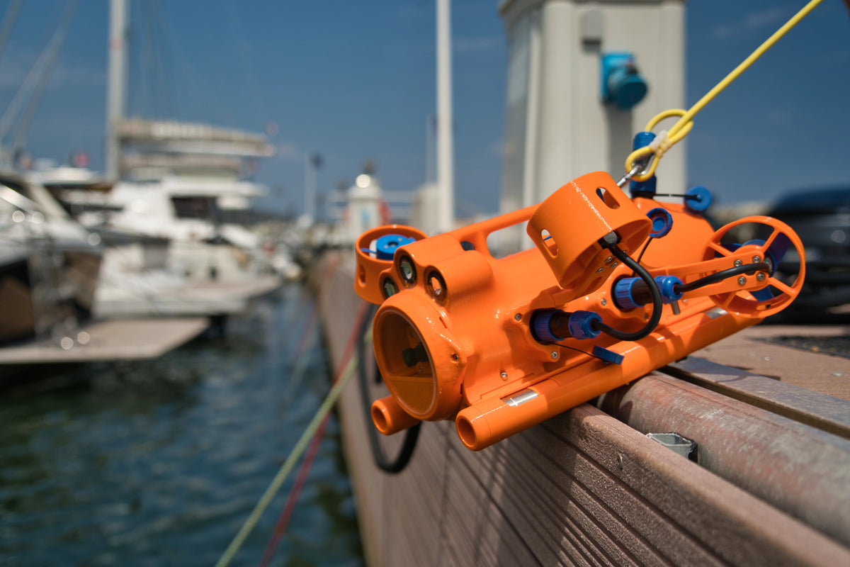 Drone sous-marin BentiX au bord d’un ponton dans un port de plaisance