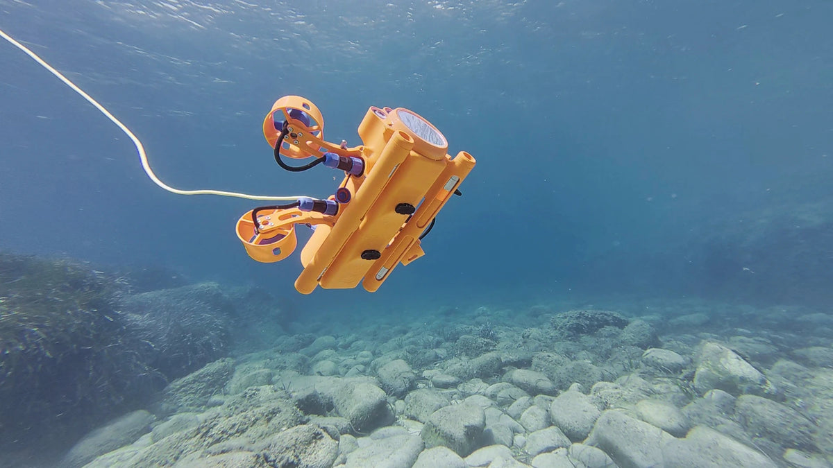 Drone sous-marin ROV BentiX en manœuvre entre deux eaux, relié par son câble ombilical