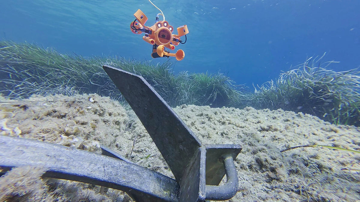 Pince robotique d’un drone sous-marin BentiX s’approchant d’une ancre immergée
