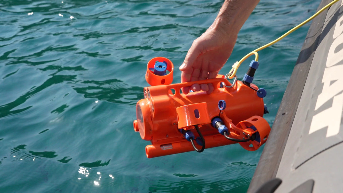 Drone sous-marin BentiX déplié, bras déployés, prêt à plonger sur un bateau