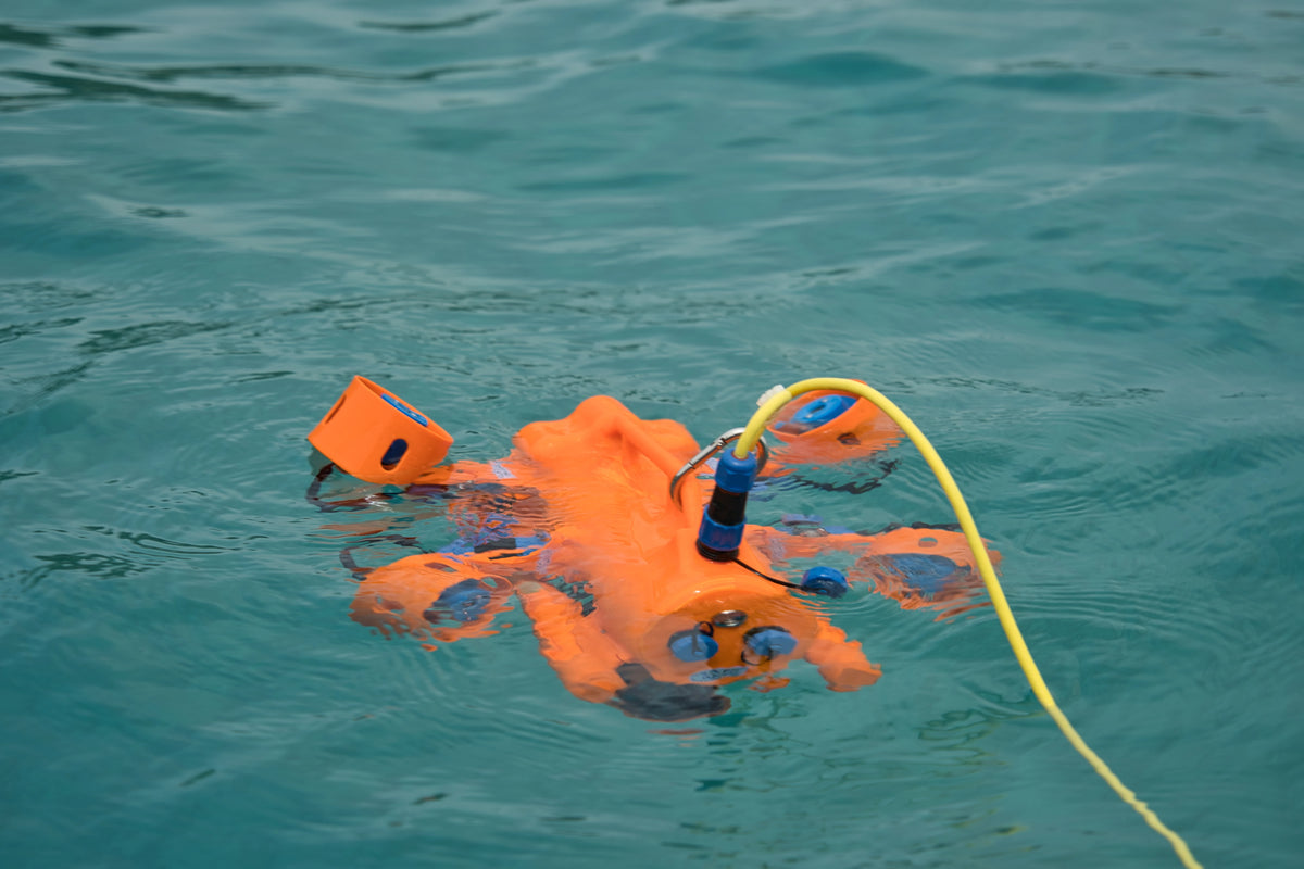 Drone sous-marin BentiX en surface, câble ombilical, essais en mer