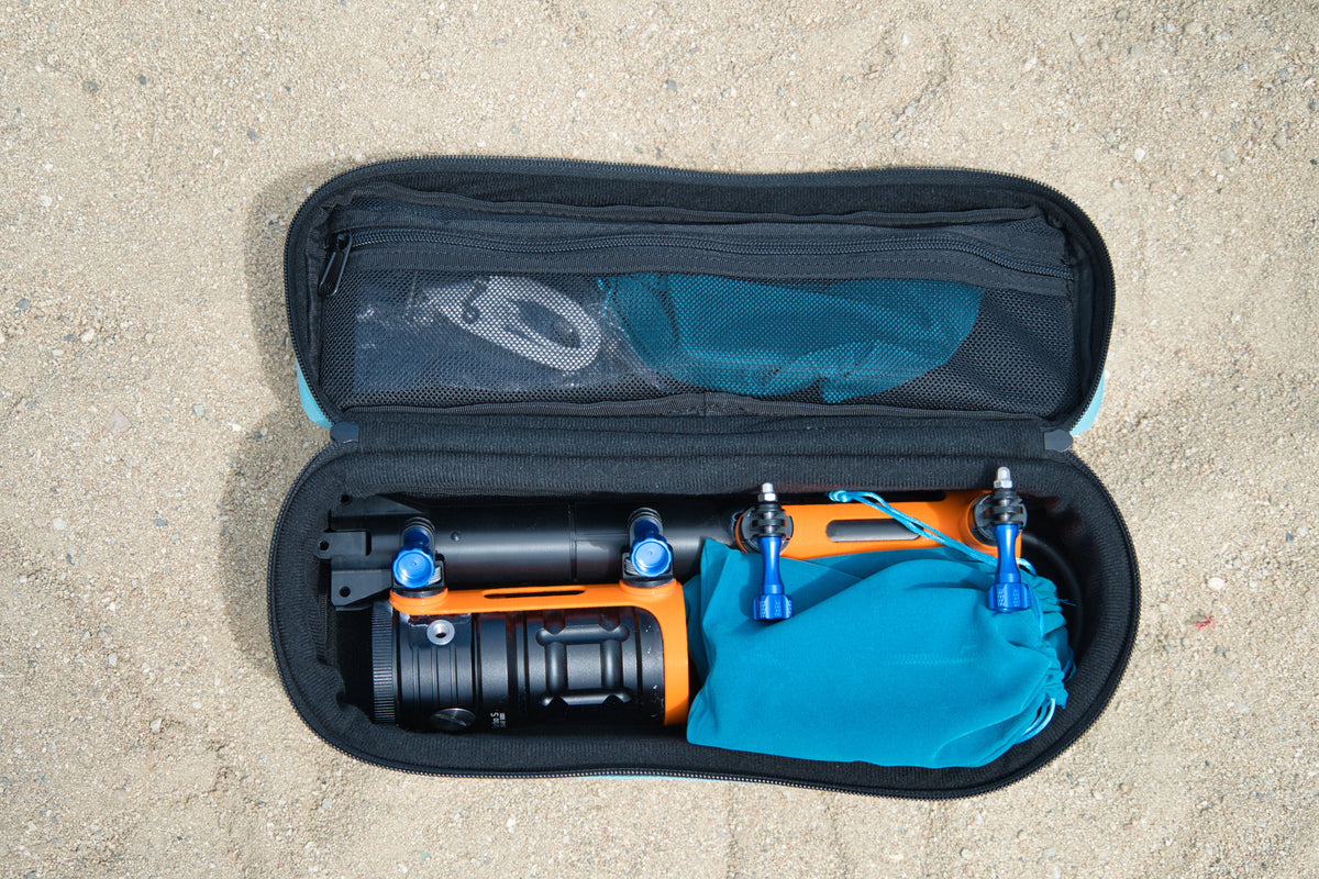 Mallette des accessoires lampe et pince du kit Explorer