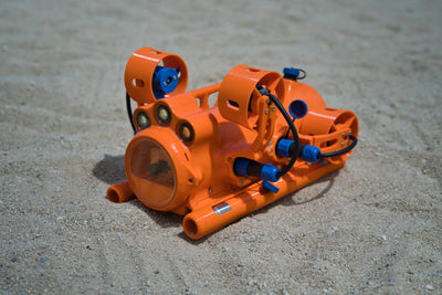 Drone sous-marin compact BentiX Essential, vue trois-quarts sur le sable