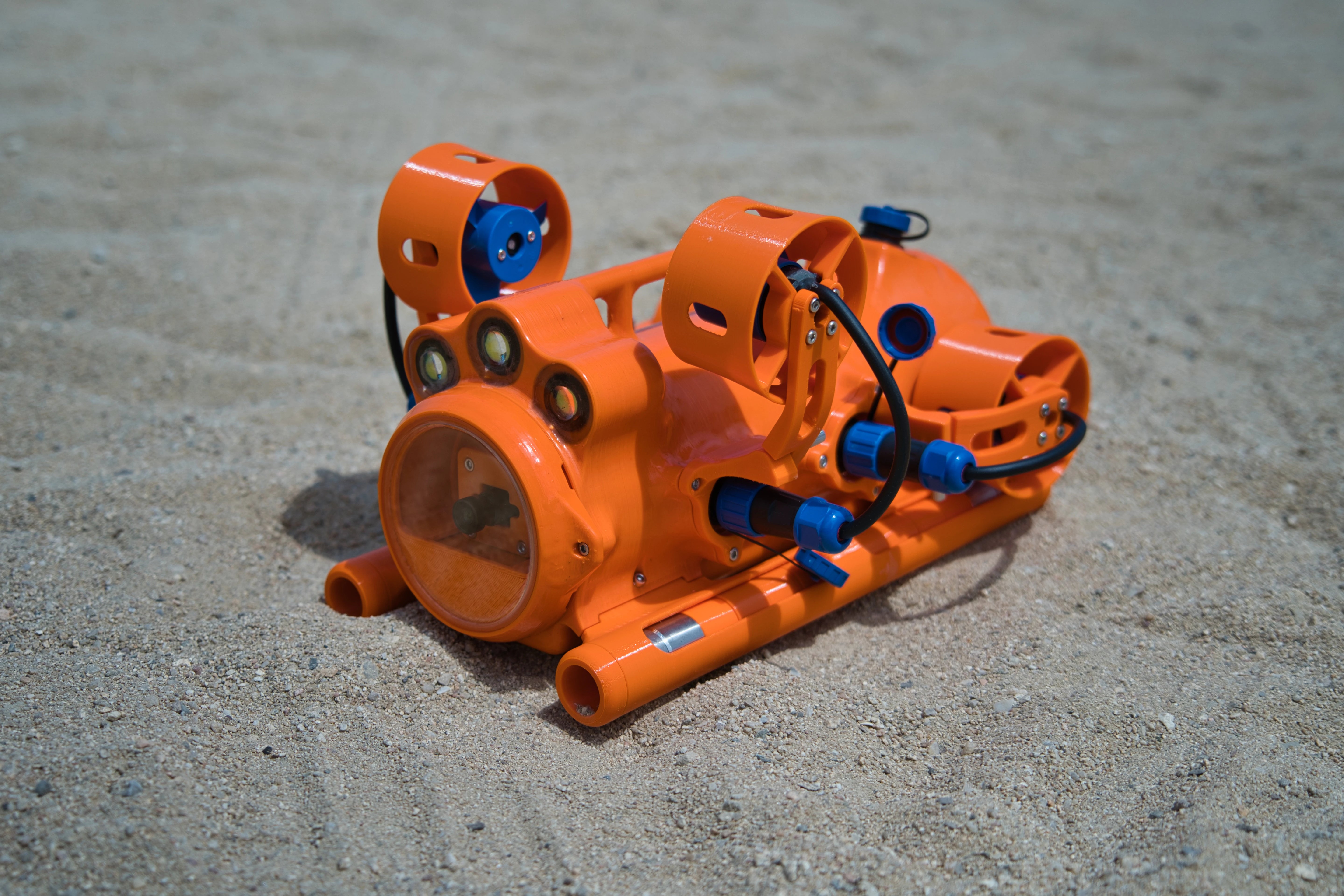 Drone sous-marin compact BentiX Essential, vue trois-quarts sur le sable
