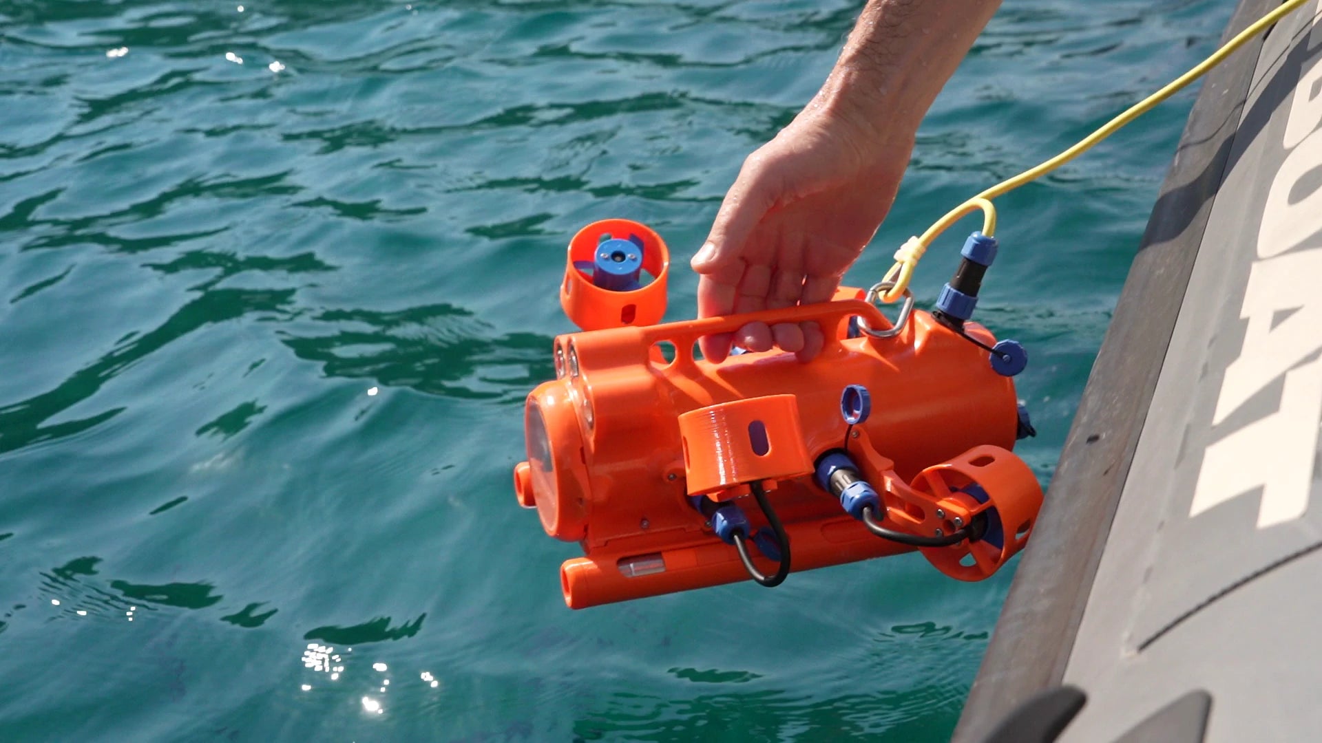 Drone sous-marin BentiX déplié, bras déployés, prêt à plonger sur un bateau