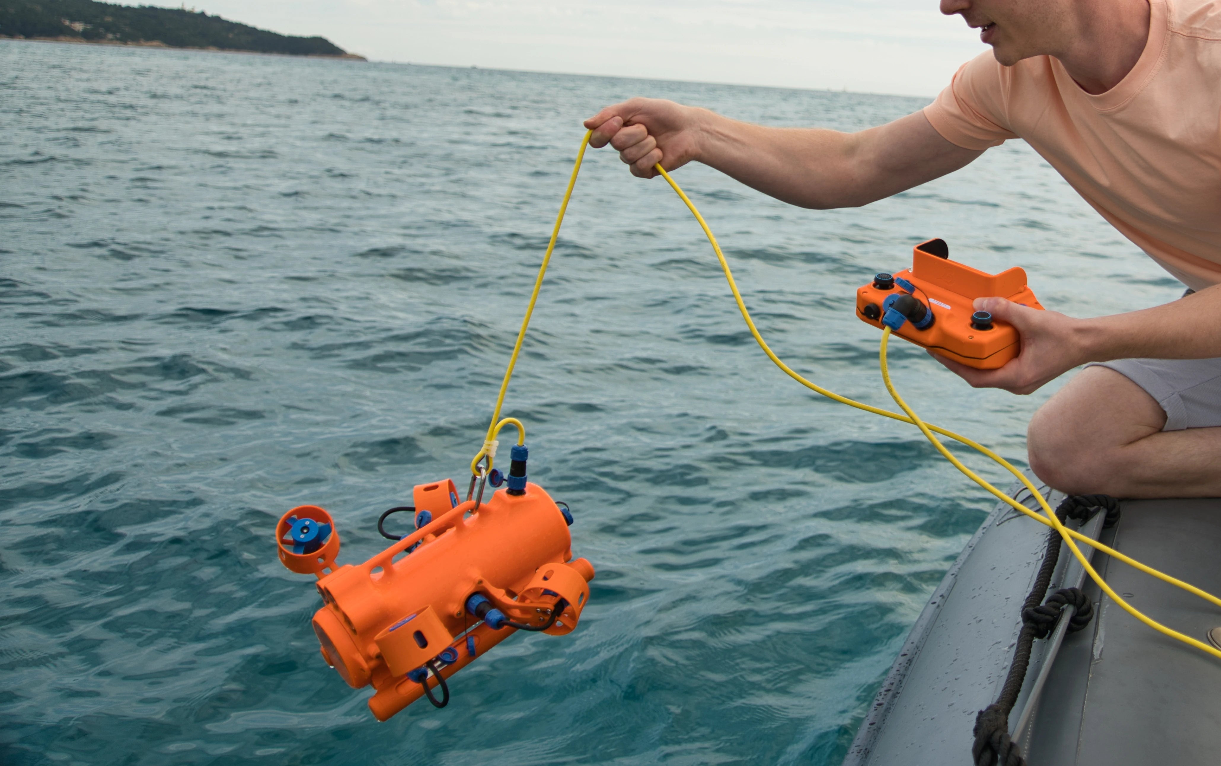 Lancement du drone sous-marin BentiX depuis un semi-rigide