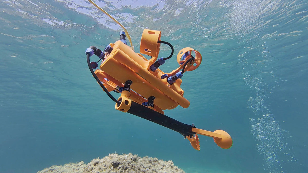 Drone sous-marin BentiX équipé de la pince robotique Grip, mors ouverts, en immersion