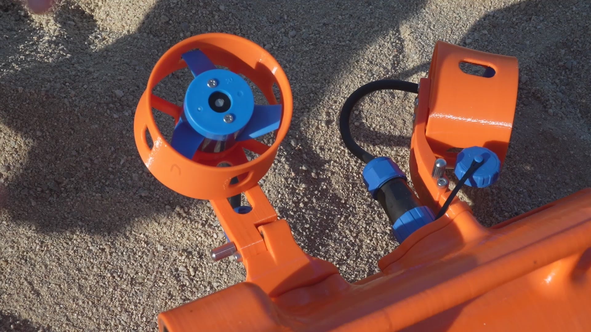 Charger la vidéo: Gros plans des détails et du montage des moteurs d’un drone sous-marin BentiX
