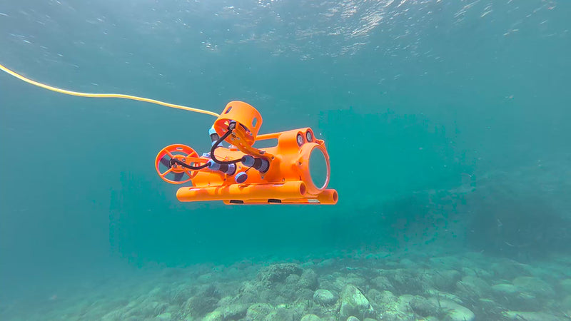 Le drone sous-marin BentiX en manœuvre, suivi d'images d'inspection filmées par sa caméra embarquée