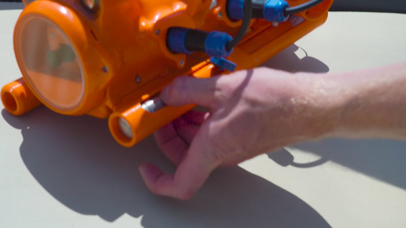 Drone sous-marin BentiX stabilisé en pleine eau, équipé de ses accessoires