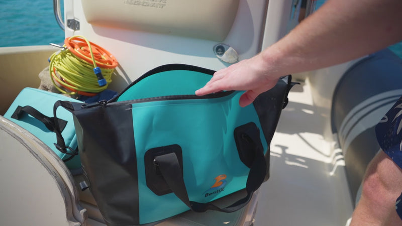 Utilisateur transportant le sac d’un drone sous-marin BentiX et le chargeant en voiture