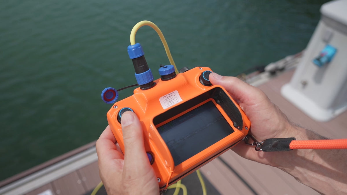 Charger la vidéo: Écran de télécommande BentiX affichant la télémétrie du drone sous-marin