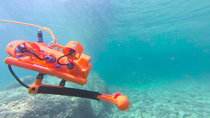 Pince BentiX Grip en cours de préhension sous l'eau, montée sous le drone BentiX Explorer