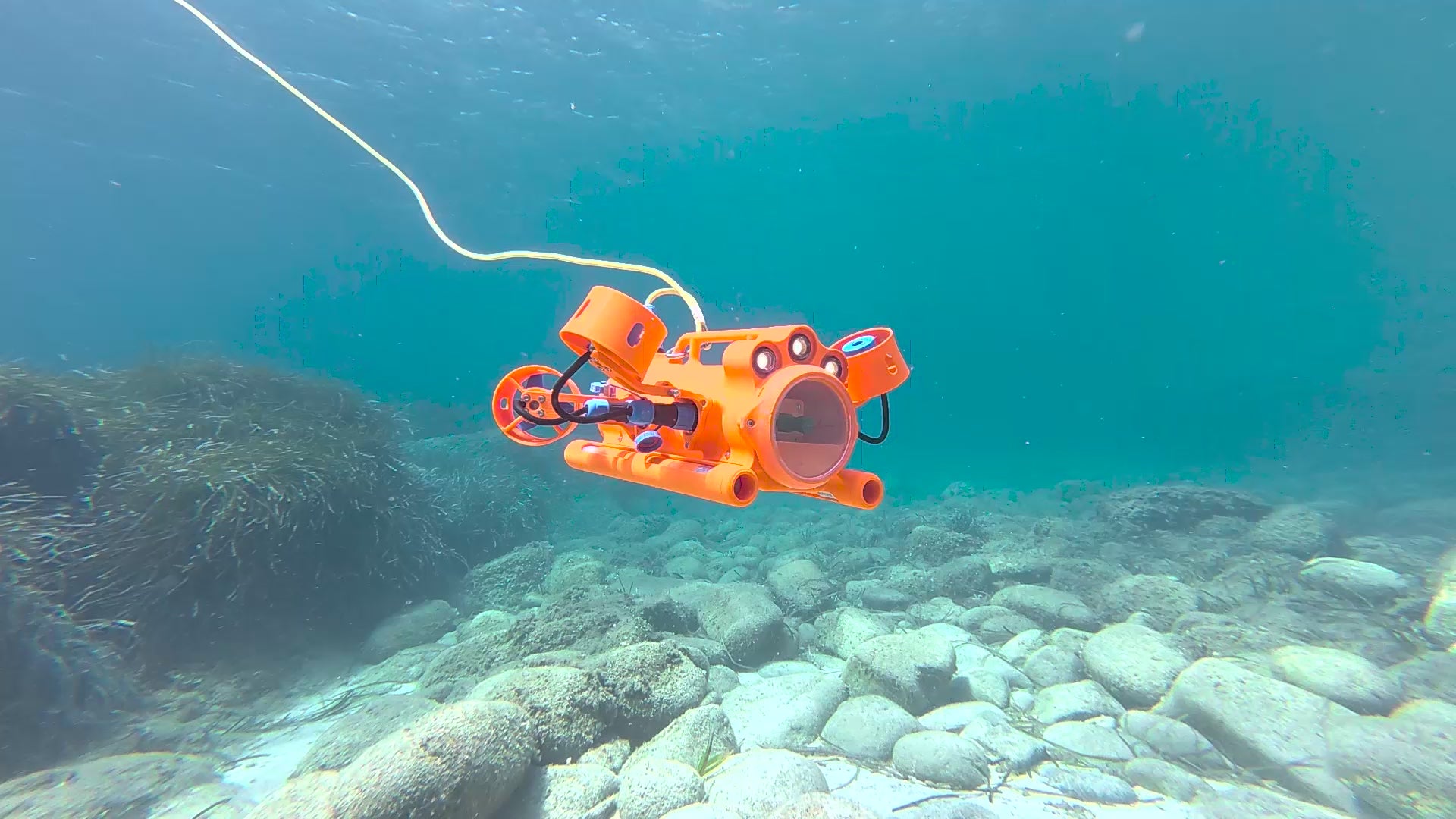 Charger la vidéo: Drone sous-marin BentiX Essential en immersion en eau claire, propulsion et maintien de cap