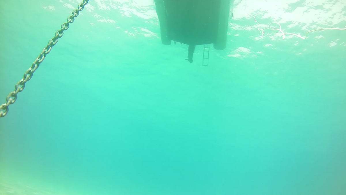 Charger la vidéo: Drone sous-marin BentiX suivant une chaîne de mouillage vers une coque de bateau