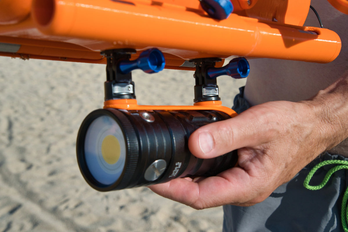 Lampe LED sur son support à rail montée sous un drone sous-marin BentiX
