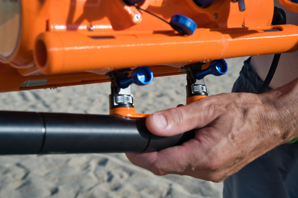Support de fixation de la pince robotique du drone sous-marin BentiX, tenu en main
